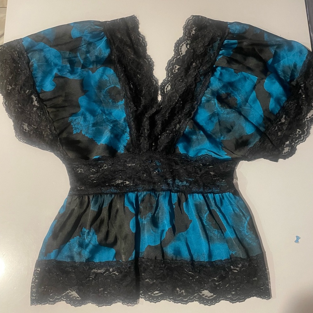 Wet seal flowy lace silk like material top size small